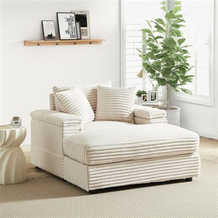 Andrew's Lounge: Cozy Corner for Relaxation & Entertainment