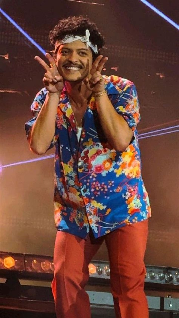 Bruno Mars Physique: Unveiling the Secrets Behind His Fit Body