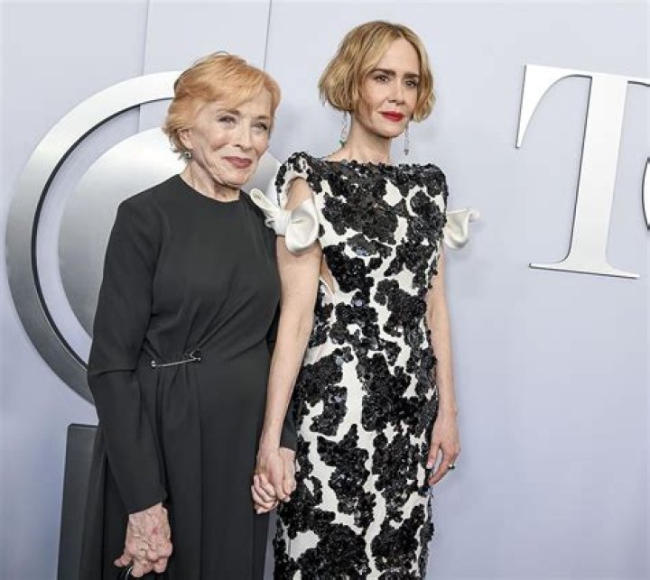 Discover Sarah Paulson's Parents: Their Age and Personal Insights