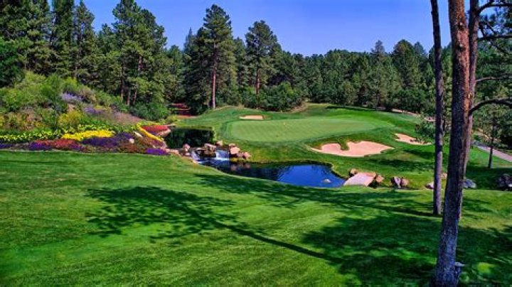 Exploring Castle Pines Golf Club: A Premier Golf Destination