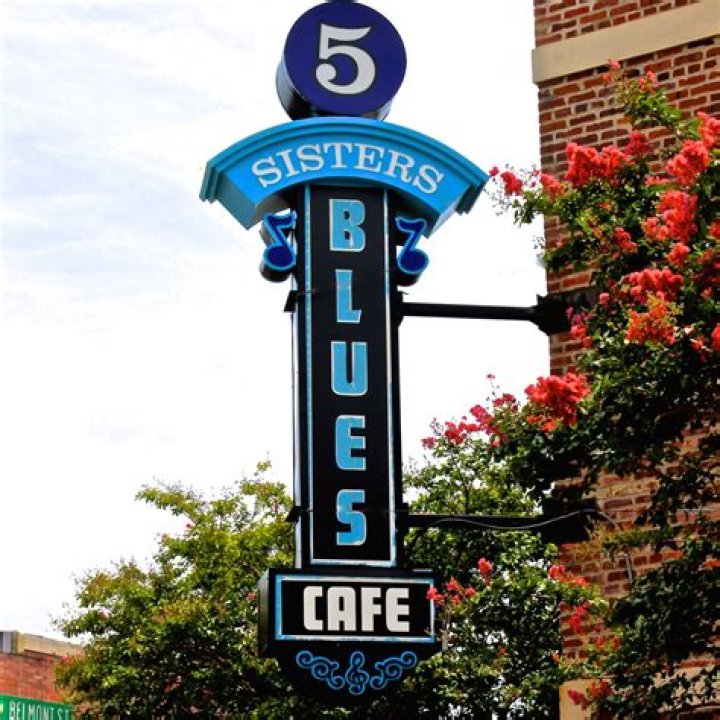 Exploring the Vibrant Atmosphere of 5 Sisters Blues Cafe