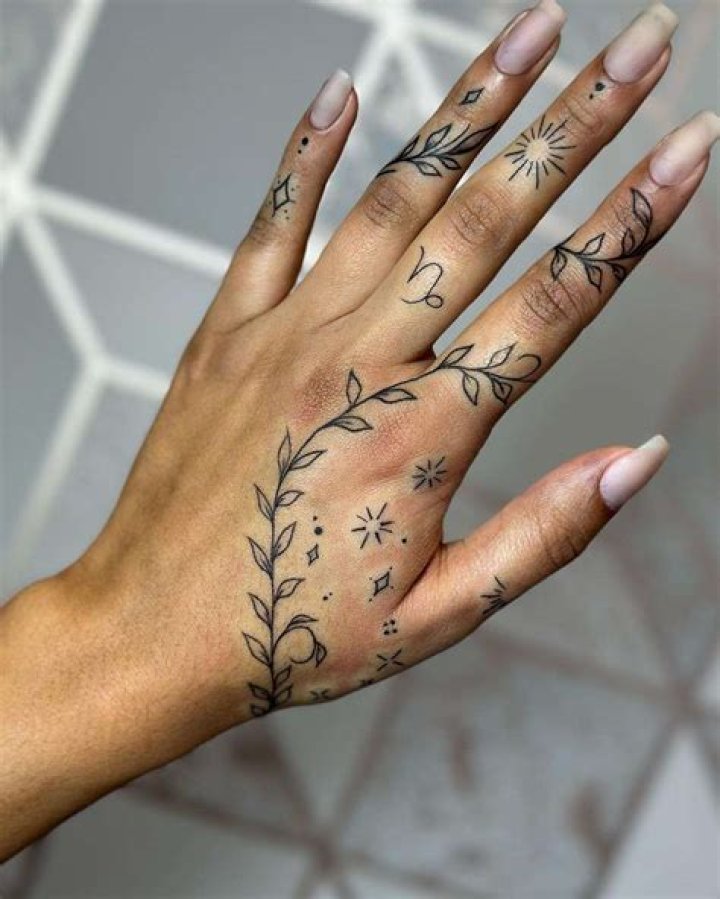 Exploring Women’s Hip Tattoos: A Comprehensive Guide