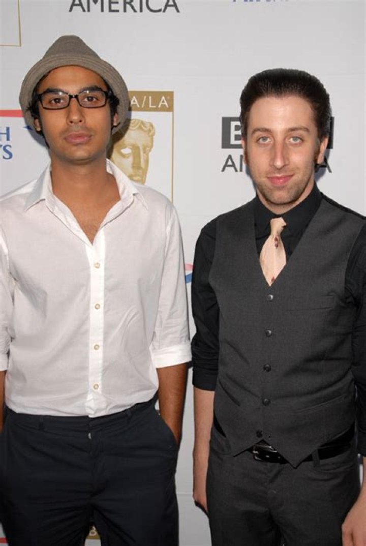 How Tall is Simon Helberg in Feet? Discover the Height of This Talented Actor