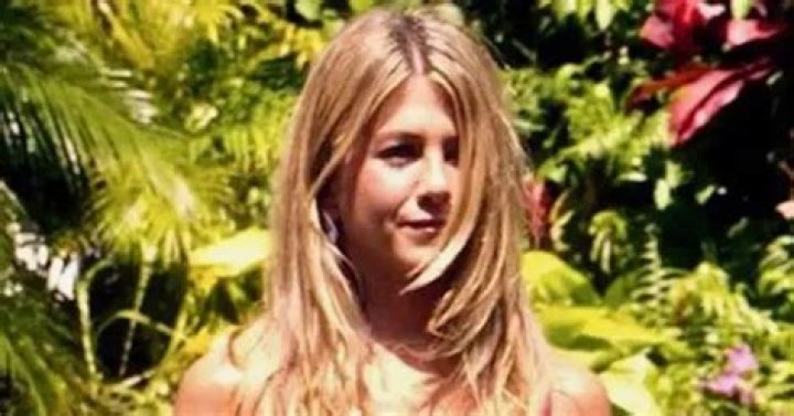 Jennifer Aniston Bikini: A Dive into Her Iconic Beach Looks and Fitness Journey