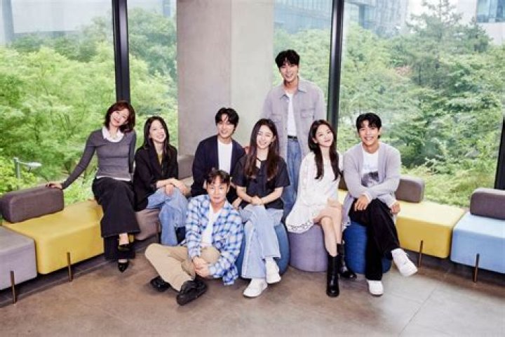 Kim Si-eun: Rising Star in the Entertainment Industry