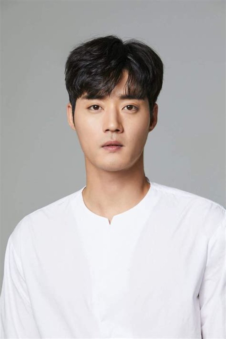 Lee Ha-Yool: A Rising Star in the Entertainment Industry