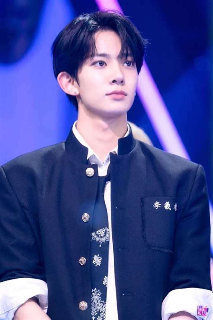 Lee Hee Seung: The Rising Star in the Korean Entertainment Industry