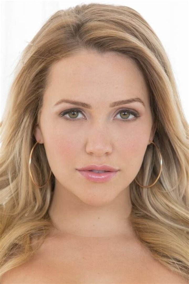 Mia Malkova: Watch Mia Z Porn Videos Now and Discover the Phenomenon