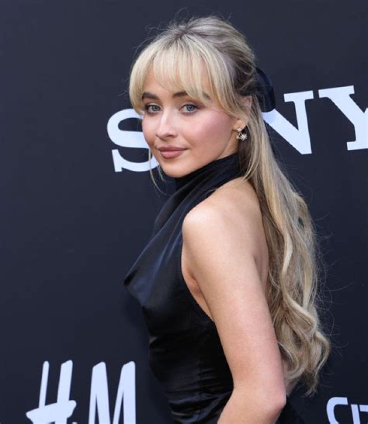 Sabrina Carpenter's Size: Unveiling the Star's Measurements and Style