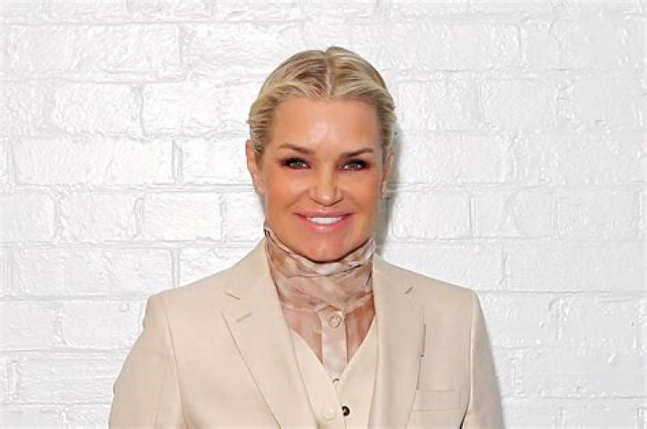 The Enchanting Modeling Career of Yolanda Hadid: Iconic Beauty and Fashion Muse