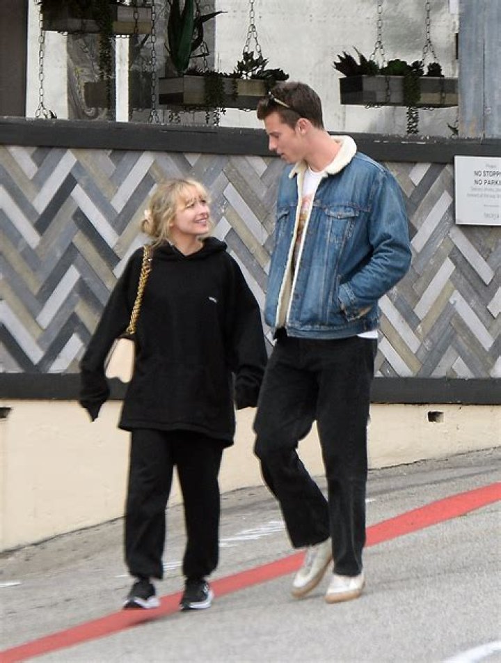 Unraveling the Mystery: How Tall is Sabrina Carpenter?