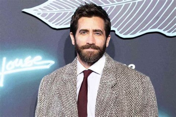 Unveiling the Height of Jake Gyllenhaal: How Tall is He in Feet?